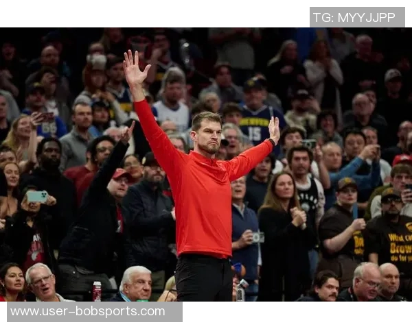 开拓者官方分享凯勒布乐福离开球馆时携篮球的温馨瞬间